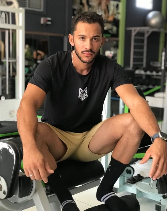 Deivson Ruan, Personal Trainer, sentado em um banco de treino na academia